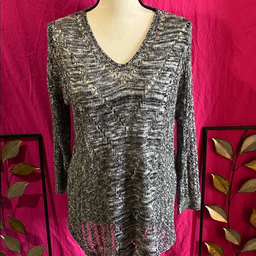 ♥️❄️Woman’s Peek-A-Boo Bay Studio Sweater Size Large